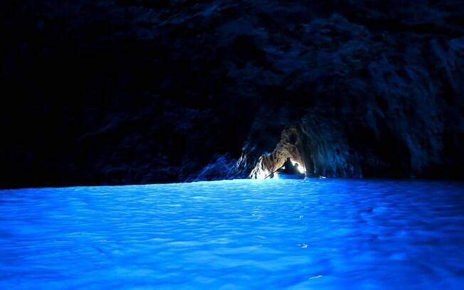 Em seu interior, a Gruta Azul tem uma iluminação de um azul intenso, resultado da luz filtrada pela água