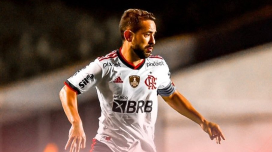 Everton Ribeiro entrou na mira do Corinthians