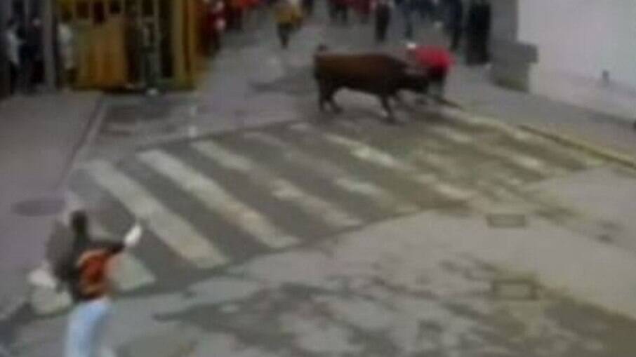 Câmera flagrou momento em que o homem foi atingido pelo touro