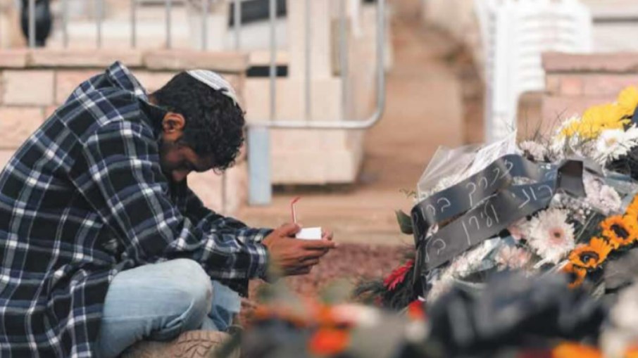 Noivo de Adi Baruch segura o anel de noivado em frente ao túmulo 
