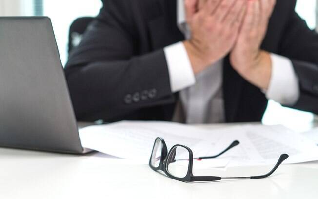 A síndrome de Burnout está ligada ao campo profissional e gera, no trabalhador, desgaste tanto físico quanto emocional