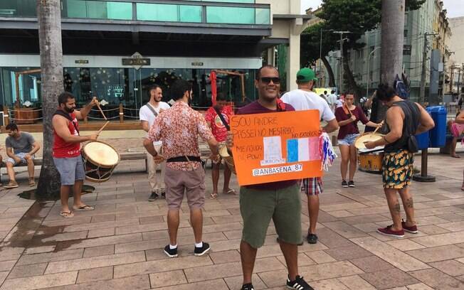 André Sena fez uma ação com seu grupo de maracatu para levantar fundos para a campanha