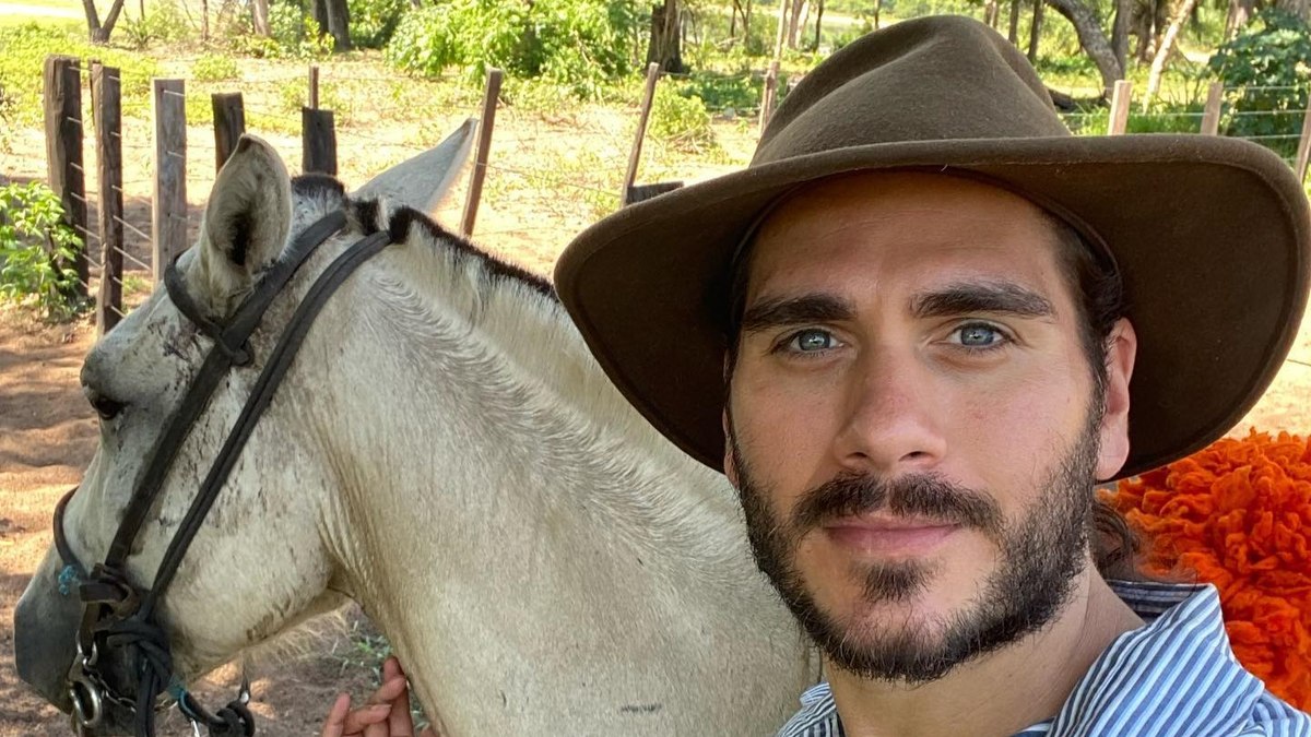 Gabriel Sater como Trindade nos bastidores de 'Pantanal'