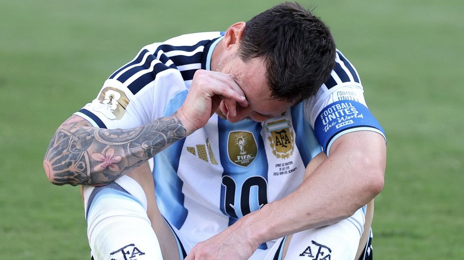 Messi chorou no gramado após o vice-campeonato da Argentina Messi chorou no gramado após o vice-campeonato da Argentina