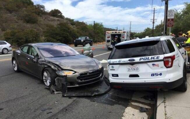 Carro autônomo da Tesla colidiu com viatura estacionada da Polícia de Laguna Beach, cidade litorânea da Califórnia, deixando o 