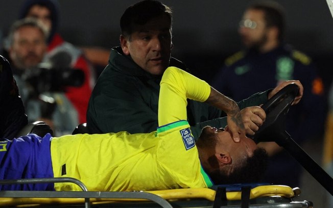 Neymar sofre lesão no joelho, deixa partida contra o Uruguai de maca e chorando