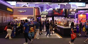 CCXP25: fãs interagem nos cenários das séries na Spoiler Night