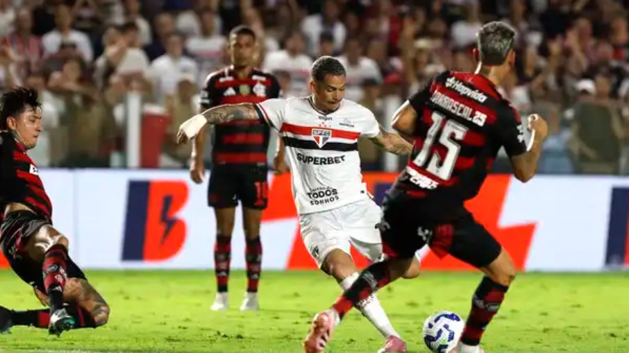 Luciano marcou um dos gols do empate entre São Paulo 2 x 2 Flamengo Luciano marcou um dos gols do empate entre São Paulo 2 x 2 Flamengo