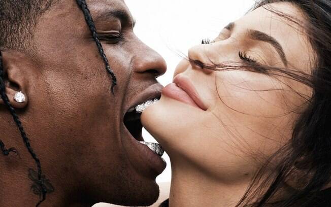 Kylie Jenner e seu namorado Travis Scott protagonizaram a edição de agosto da Revista GQ e transbordaram sensualidade
