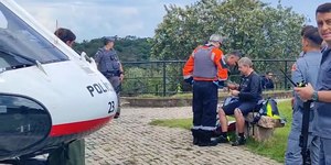 Ciclista é resgatado de helicóptero após se perder em mata
