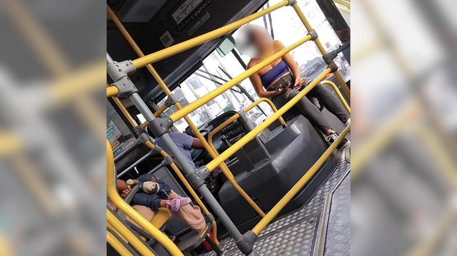 Motorista de ônibus é flagrado usando celular ao volante