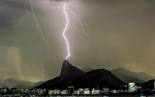 Raio no Corcovado em dia de tempestade no Rio de Janeiro Raio no Corcovado em dia de tempestade no Rio de Janeiro