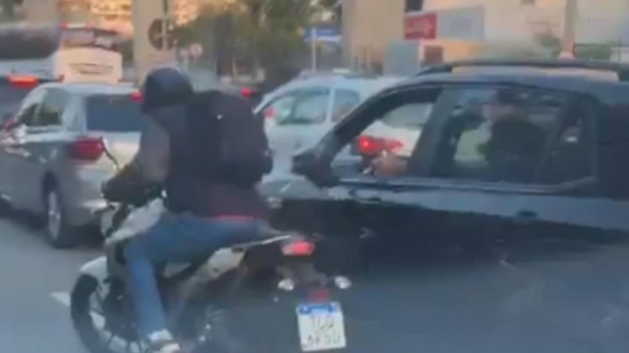 Motorista reage a tentativa de assalto em trânsito no Brooklin e atira em criminoso