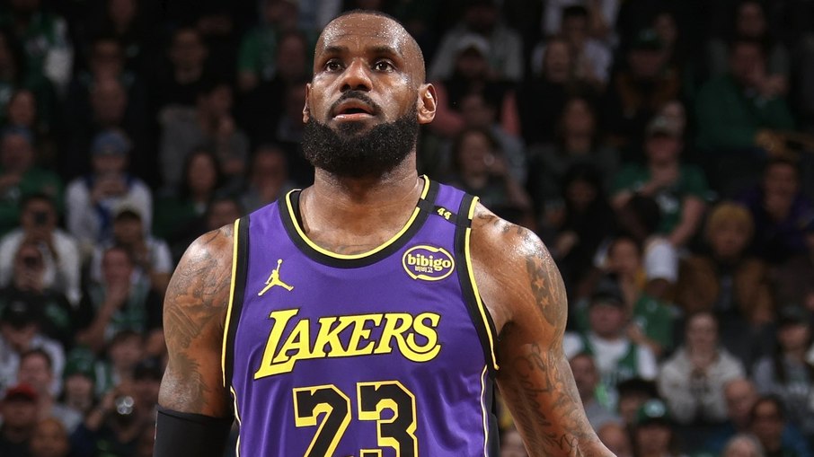 LeBron James deixou a partida devido a uma lesão na virilha LeBron James deixou a partida devido a uma lesão na virilha