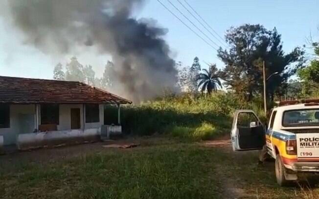 Helicóptero da Polícia Militar de MG caiu e pegou fogo; cinco policiais foram socorridos