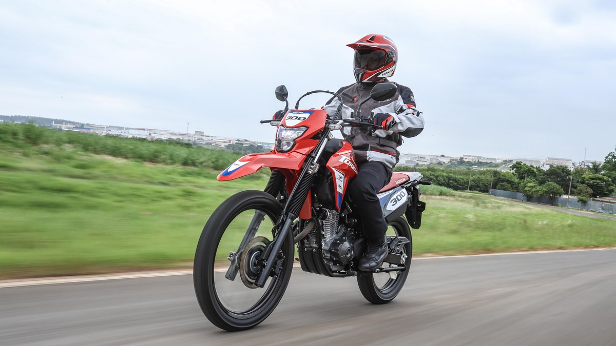 XR300L Tornado Special Edition explora visual de competição