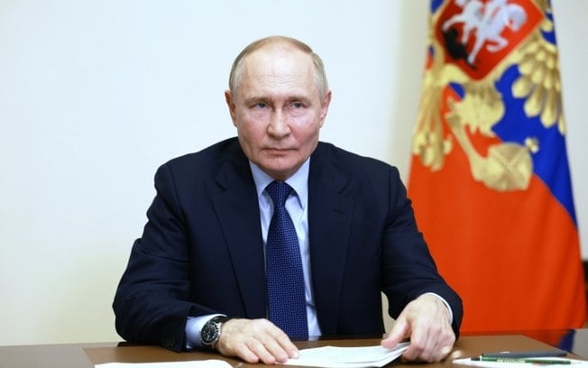 Imagem distribuída pela agência russa Sputnik mostra o presidente Vladimir Putin em reunião com graduados da Academia Presidencial Russa de Economia Nacional e Administração Pública em Novo-Ogaryovo, nos arredores de Moscou, em 28 de junho de 2024