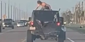 VÍDEO: homem seminu cai de carro em movimento e fica ferido