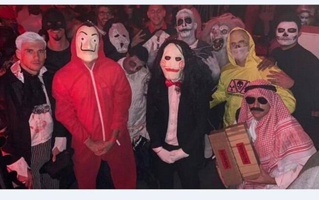 O lateral Rafinha e outros jogadores do Bayern durante festa de Halloween. O brasileiro está vestido de árabe