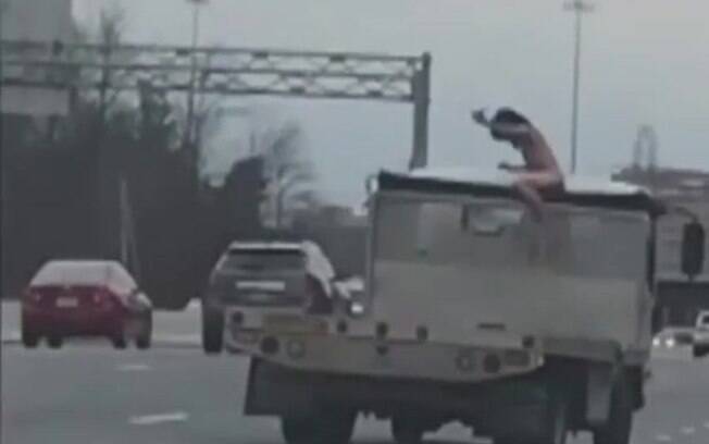 O americano foi flagrado pela polícia quando ficou pelado no meio de uma rodovia e começou a subir nos veículos
