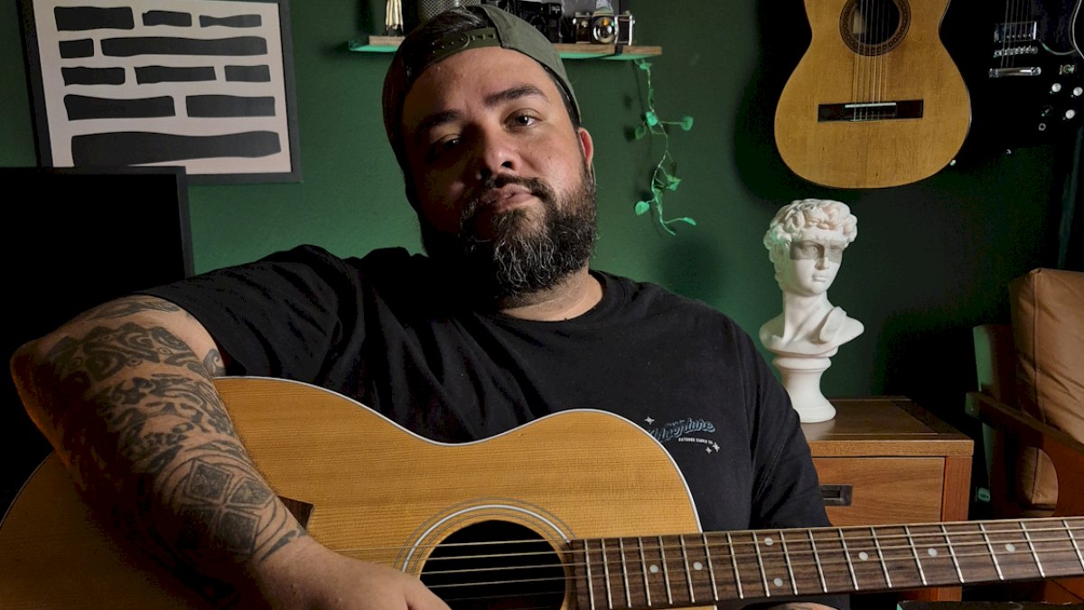 DEKO divaga sobre amor sem lógica na inédita 'Perfume' DEKO divaga sobre amor sem lógica na inédita 'Perfume'