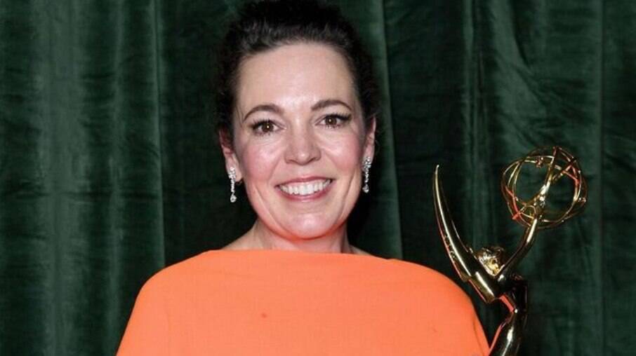 Olivia Colman ostentando estatueta do Emmy 2021