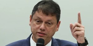 Tarcísio celebra rebaixamento de escola que homenageou Lula