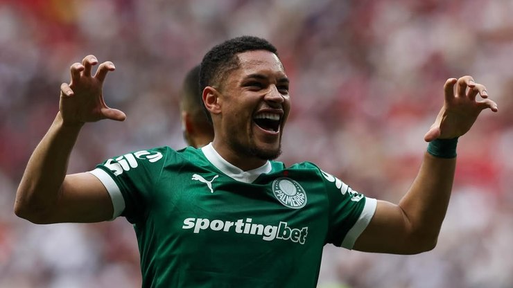 Abel critica gramado e exalta Vitor Roque: 