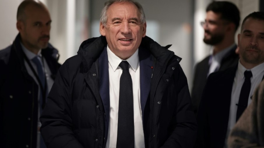 O primeiro-ministro francês, François Bayrou (C), chega para participar do programa político de TV 'L'Evenement' (O Evento), na emissora francesa France 2, em Paris, 19 de dezembro de 2024