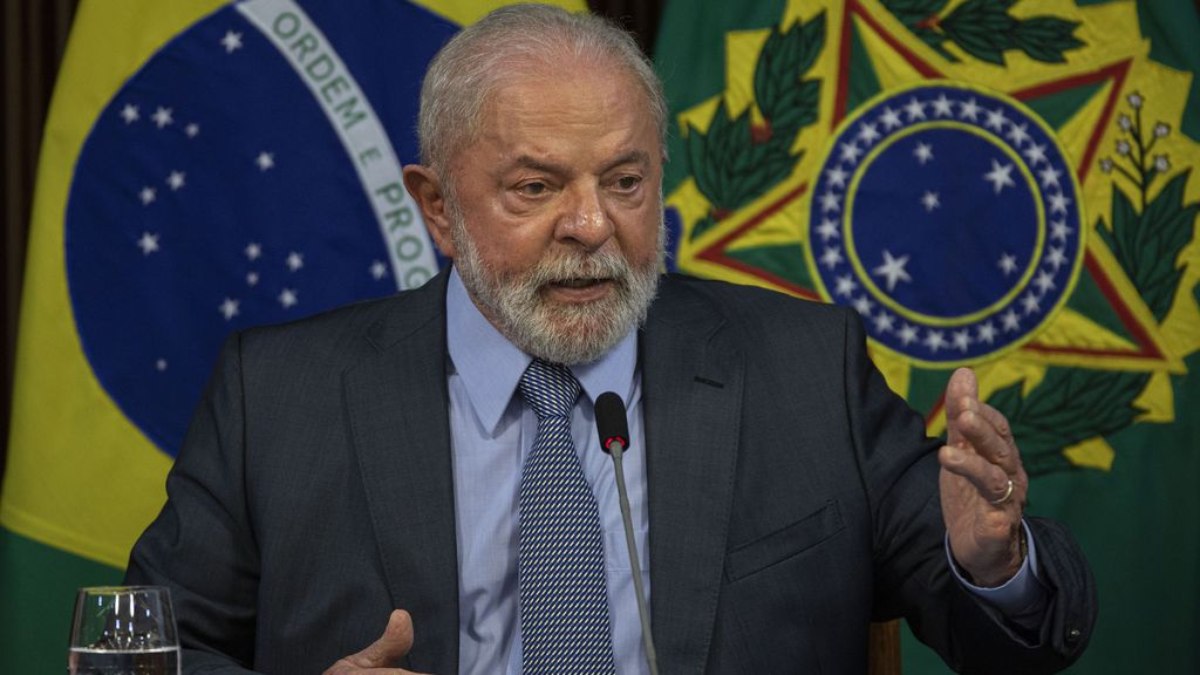 Luiz Inácio Lula da Silva se recupera de uma pneumonia