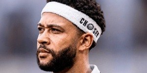 Clube paranaense debocha e simula negociação com Memphis Depay
