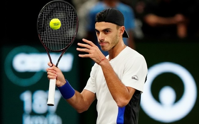 O argentino Francisco Cerúndolo durante seu jogo da segunda fase do Masters 1000 de Paris contra o russo Andrey Rublev na Accor Arena - Palais Omnisports em Paris-Bercy, em 29 de outubro de 2024