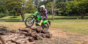 Kawasaki KLX230 2027 chega ao Brasil em três versões