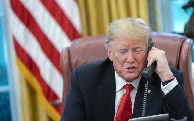 Donald Trump, presidente dos Estados Unidos, falando ao telefone