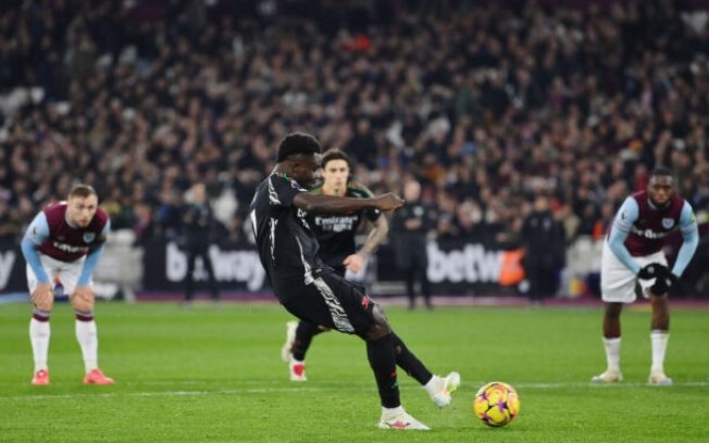Saka marcou dois dos cinco gols da vitória do Arsenal sobre o West Ham neste sábado (30)