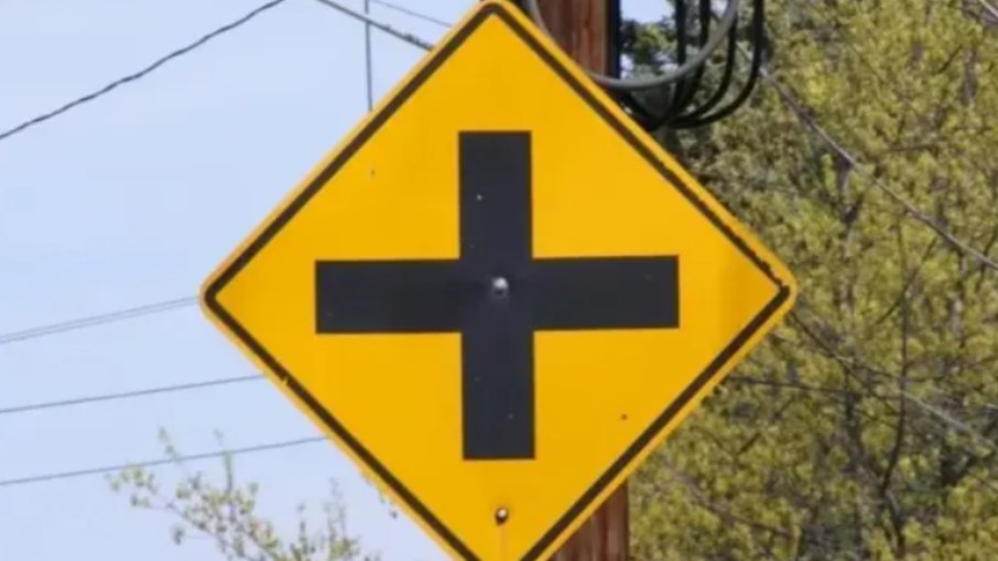 A placa, mesmo simples, pode indicar atenção redobrada ao motorista A placa, mesmo simples, pode indicar atenção redobrada ao motorista