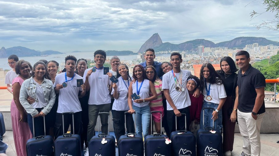 Estudantes premiados posam com medalhas e itens do kit de viagem entregue pela prefeitura