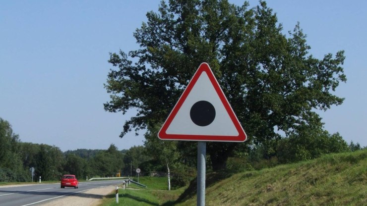 Placa%20com%20um%20ponto%20preto%20no%20meio%3A%20saiba%20o%20que%20significa
