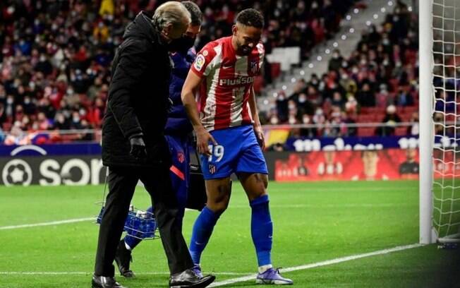 Matheus Cunha sofre lesão no joelho em jogo do Atlético de Madrid e passará por exames