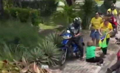 Mulher é atropelada durante motociata de Bolsonaro