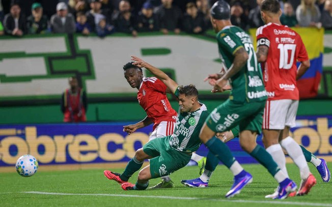 Bruno Henrique comemora gol que abriu o caminho para o triunfo colorado