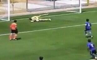 Zagueiro se empolga e faz gol contra bizarro; veja