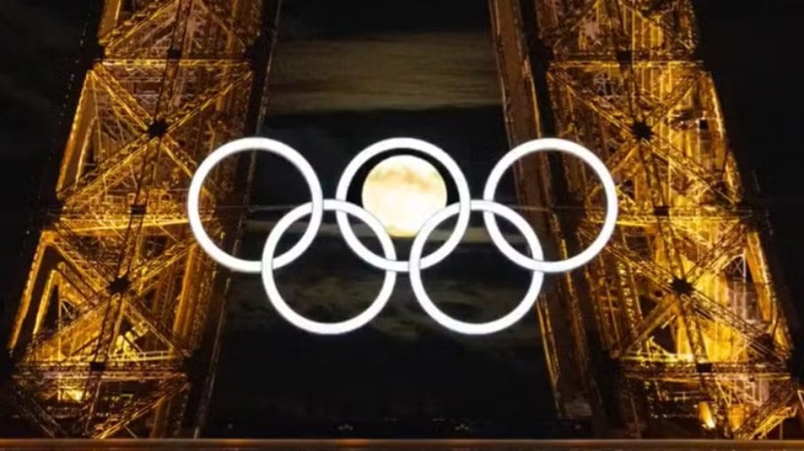 Lua se 'alinha' a anéis olímpicos da Torre Eiffel e cria imagem espetacular