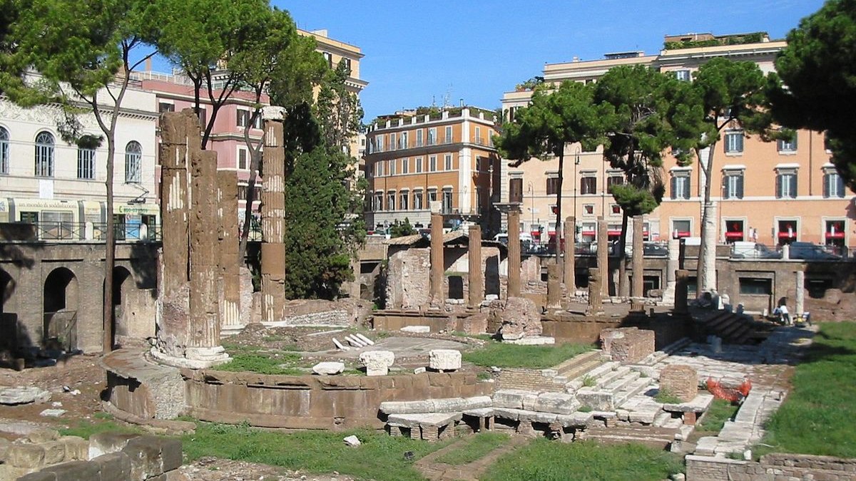 Visitantes podem caminhar pela história e admirar de perto a área sacra do Largo Argentina