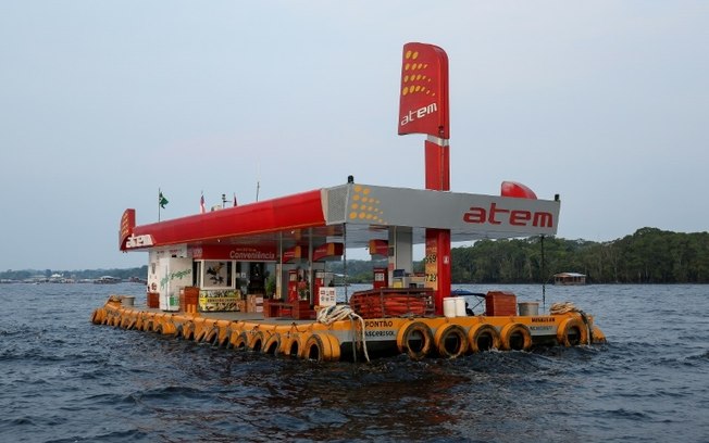 Posto de gasolina flutuante no rio Negro, perto de Manaus, em foto de 23 de agosto de 2022