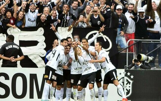 Ao lado dos companheiros de equipe, Romero comemora gol com selfie