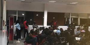 Avião com 118 imigrantes do Haiti é retido por 10h em Viracopos