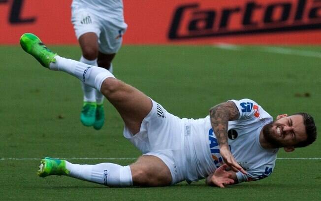 Lucas Lima cai lesionado durante partida contra o Coritiba, pelo Brasileirão