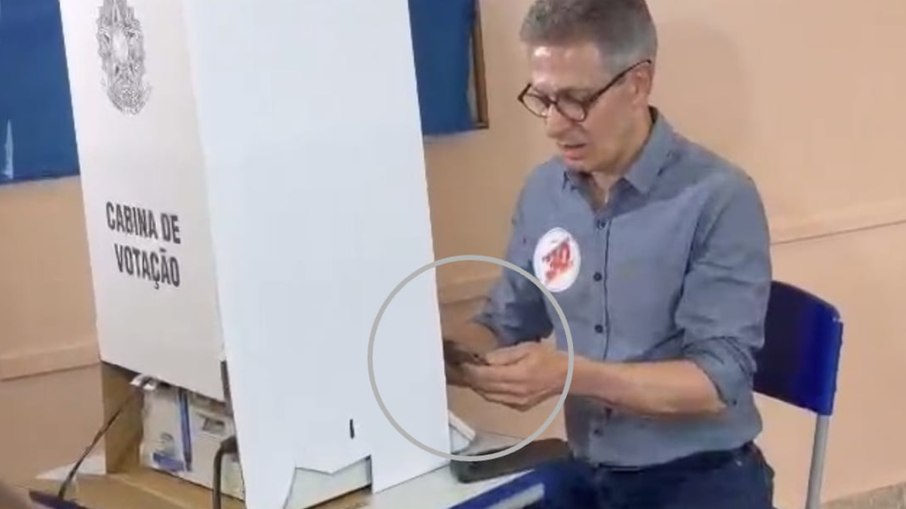 Candidato à Presidência da República, Romeu Zema, usa o celular dentro de cabine de votação Candidato à Presidência da República, Romeu Zema, usa o celular dentro de cabine de votação