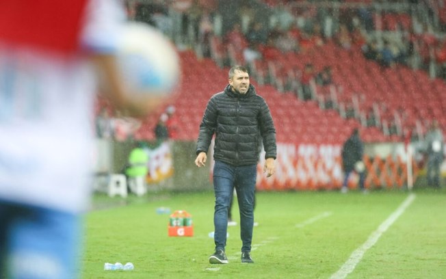 Coudet minimiza tensão e valoriza vitória na estreia do Brasileirão